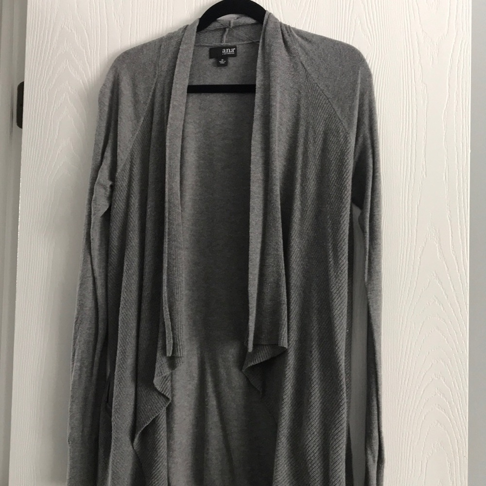 Gray sweater *FREE BRACELET WITH PURCHASE*